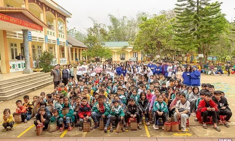 Học sinh THPT trên thành phố Hà Nội và 5 tấn “quà Tết muộn” cho trẻ em vùng cao: “Chúng em là sứ giả của hạnh phúc”