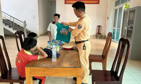 Tuyên Quang: Cảnh sát giao thông giúp 2 anh em ruột đi lạc đoàn tụ với gia đình
