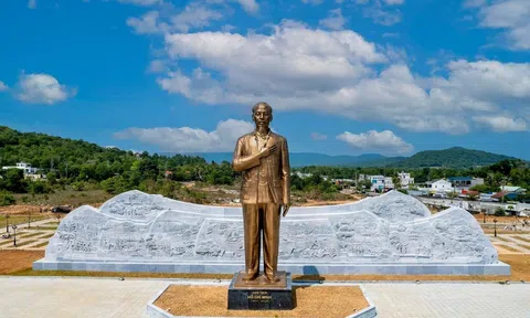 Những đặc điểm nổi bật trong thơ ca ngợi ca lãnh tụ Hồ Chí Minh