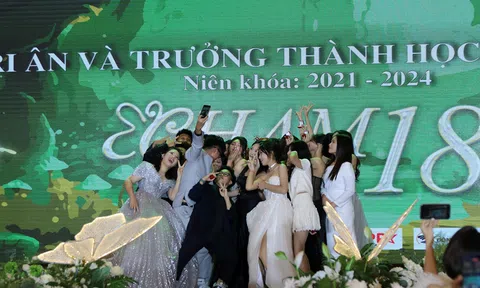 CHẠM 18: “Xứ sở thần tiên” mở ra tại đêm dạ hội của trường THPT Chuyên Khoa học Xã hội và Nhân văn