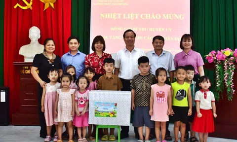 Bắc Giang: Lãnh đạo huyện Tân Yên thăm, tặng quà Tết thiếu nhi