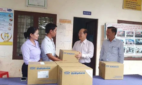 Bình Phước: Công ty CP Dược phẩm SaVipharm tặng thuốc Trạm Y tế xã Lộc Tấn (Lộc Ninh)