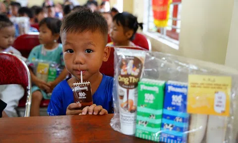 Vinamilk cùng trẻ em vùng khó khăn, sau bão lũ vui đón trung thu