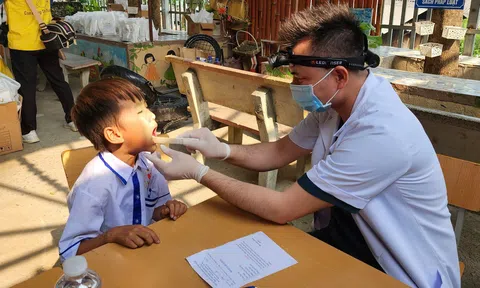 Bác sĩ Phạm Văn Đương - Hành trình từ người lính đảo đến “người thắp nụ cười”