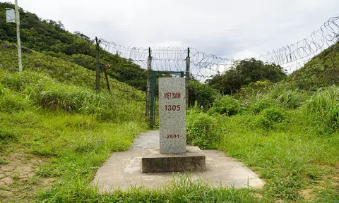 Chạm vào cột mốc thiêng liêng nơi sống lưng khủng long Bình Liêu