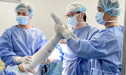 Vinmec Cần Thơ phẫu thuật thành công chấn thương khớp gối do đá bóng, thực hiện bởi giáo sư từng điều trị cầu thủ chuyên nghiệp