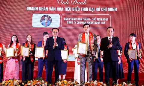 Doanh nhân Phạm Toàn Thắng chủ tịch HĐQT Công ty cổ phần SmartDoor 168 vinh dự nhận danh hiệu doanh nhân văn hóa tiểu biểu thời đại Hồ Chí Minh và top 10 doanh nghiệp văn hóa tiêu biểu thời đại Hồ Chí Minh.