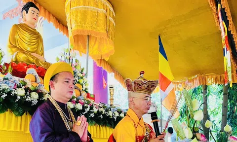 Đền Rừng: Cầu siêu anh linh liệt sĩ và trao quà tri ân tại Quảng Trị