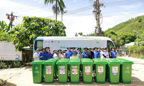 Chiến sĩ Mùa hè Xanh gieo “mầm xanh” từ những thùng rác nhỏ