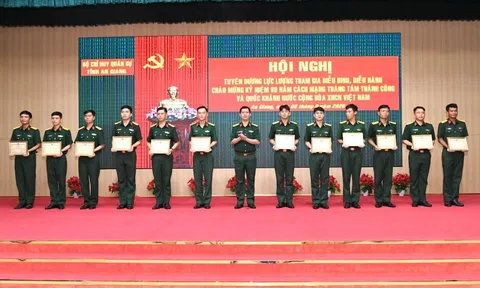 An Giang tuyên dương cán bộ, chiến sĩ tham gia diễu binh, diễu hành tại A80
