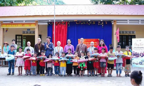 Học bổng “Cùng em đến trường” đến với học sinh vùng cao Nghệ An