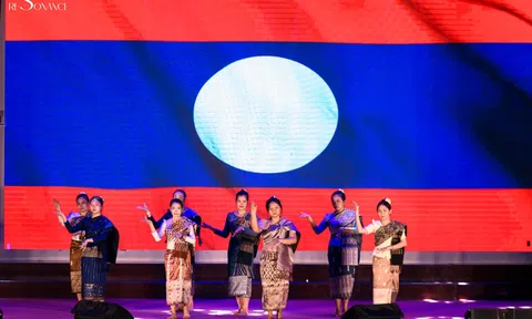 Sắc màu văn hóa Lào trong đêm nhạc hội “FPS 2025 - Sen’s Resonance”