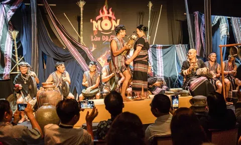 Từ đại ngàn đến phố thị: Lửa Hrê không tắt
