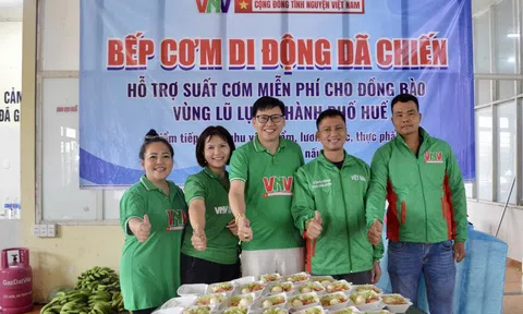 Gần 15.000 suất cơm từ “Bếp dã chiến VNV” tiếp sức người dân Huế sau bão số 12