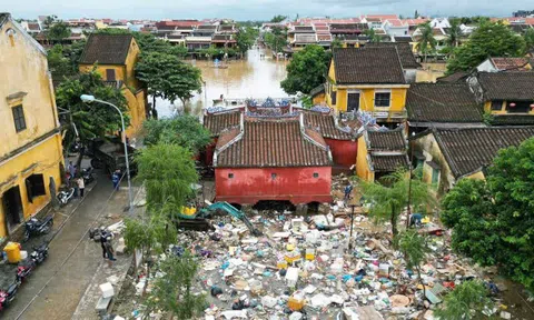 Hội An đồng lòng khôi phục sau lũ lịch sử: “Nước rút đến đâu, dọn dẹp đến đó”