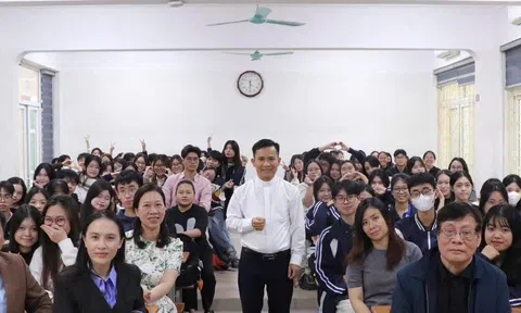 Từ chú giải văn bản đến diễn giải văn chương trong cuốn Thần khúc của Dante