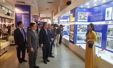 Khai mạc trưng bày “Dấu chân Hồ Chí Minh trên quê hương Cách mạng Tháng Mười”