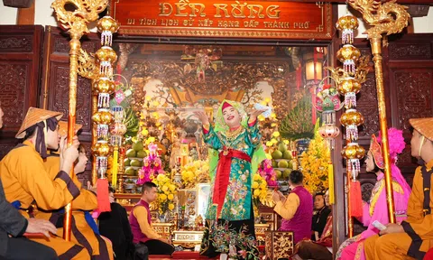 Nghệ nhân Hoàng Xuân Mai loan giá phụng hầu, khai mạc chương trình thực hành nghi lễ hầu đồng tại Đền Rừng