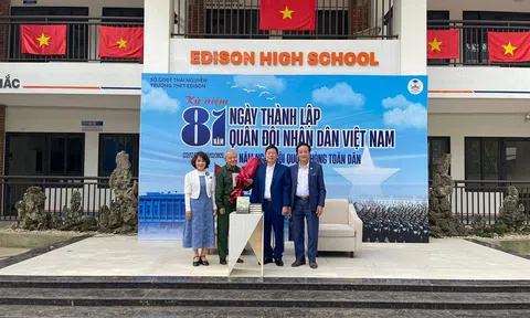 Giao lưu với thầy trò trường THPT Edison (Thái Nguyên): Khi ký ức chiến tranh gặp khát vọng phát triển