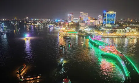 Rực rỡ sắc màu đêm khai mạc Lễ hội Văn hóa Sông nước Cần Thơ năm 2025