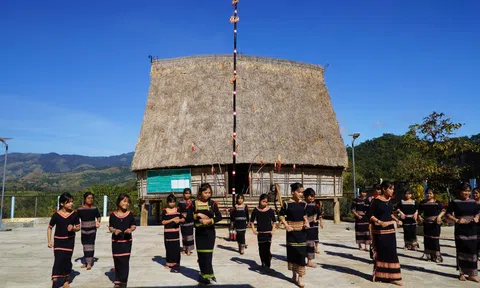 Quảng Ngãi: Khi học trò trở thành “người giữ lửa” văn hóa Xơ Đăng