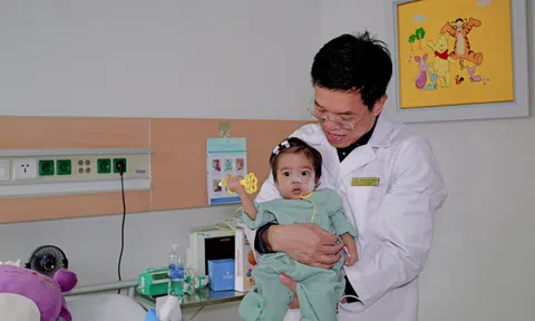 Kỳ tích ghép gan cho bé gái gần 1 tuổi, cân nặng chỉ 5,3 kg tại Vinmec Times City