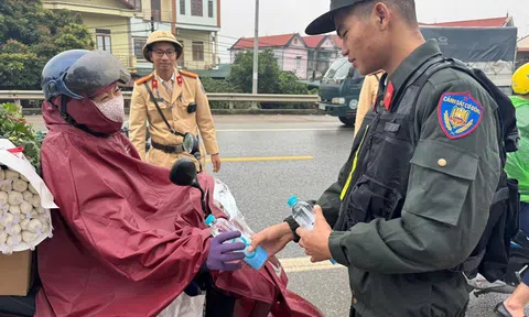 Phú Thọ: Cảnh sát giao thông hỗ trợ người dân trên đường về quê đón Tết