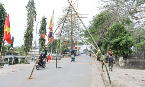 Ninh Bình: Thanh Khê háo hức dựng cây đu Tết