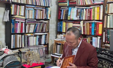 “Vương quốc sách cũ” và nét văn hóa đọc ngày đầu Xuân giữa lòng phố cổ