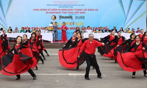Vinamilk Sure đồng hành tổ chức đồng diễn múa quạt dưỡng sinh cho hàng ngàn người cao tuổi Hà Nội