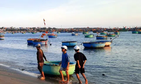 Lâm Đồng: Khi phố biển Mũi Né ngủ, làng chài thức cùng sóng gió