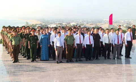 Gia Lai: Dâng hương hoa tượng đài Chiến thắng Núi Bà và Đền thờ Anh hùng Liệt sĩ xã Cát Tiến