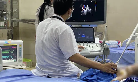 Phú Thọ: Người nhà cảm ơn bác sĩ Bệnh Viện Sản Nhi Vĩnh Phúc cứu sống bệnh nhi sốc phản vệ