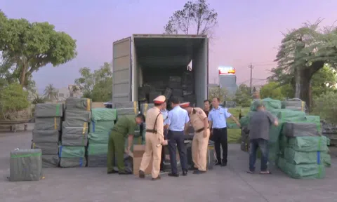 Gia Lai: Bắt giữ xe container vận chuyển trái phép gần 225.000 bao thuốc lá ngoại