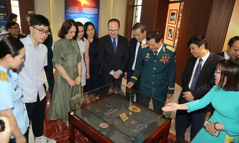 Biểu tượng hợp tác vũ trụ Việt Nam - Liên bang Nga