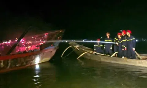 Thành phố Huế: Cháy tàu cá tại phường Thuận An, thiêu rụi hoàn toàn trong đêm