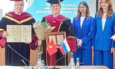 Chủ tịch VUSTA Phan Xuân Dũng nhận danh hiệu Giáo sư danh dự Đại học Năng lượng Moskva, Liên bang Nga