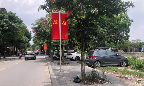 Hà Nội: Cảnh báo khẩn thiết về các khung sắt gây nguy hiểm trên vỉa hè phường Định Công