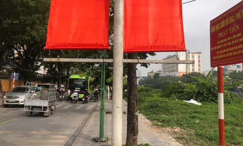 Hà Nội: Phường Định Công xử lý các khung sắt gây nguy hiểm trên vỉa hè