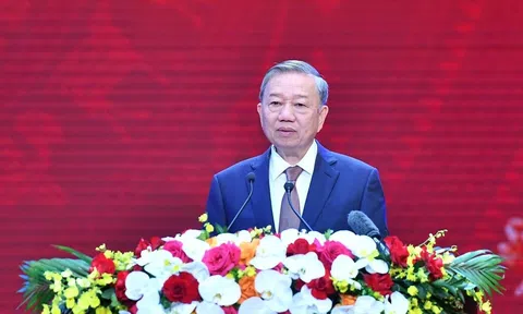 Ánh sáng Hồ Chí Minh soi đường cho chúng ta đi