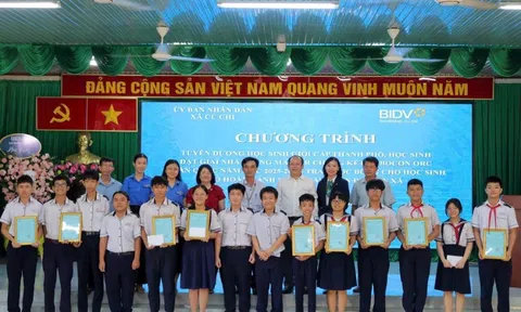 TP.HCM: Xã Củ Chi tuyên dương học sinh xuất sắc và trao học bổng tiếp sức đến trường