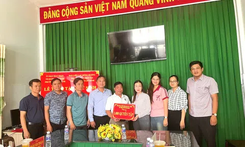 Cà Mau: Lan tỏa nghĩa tình đồng hương qua chương trình trao tặng 3.000 quyển tập cho học sinh khó khăn