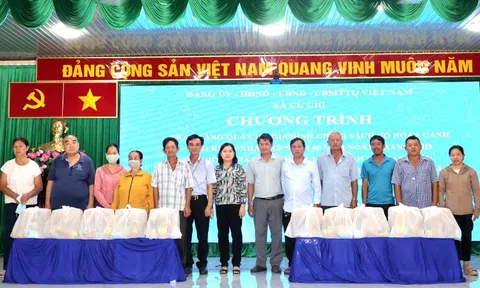 TP.HCM: Xã Củ Chi trao 50 phần quà tri ân gia đình chính sách có hoàn cảnh khó khăn