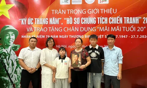 Thông tin tiếp giới thiệu “Hồ sơ Chứng tích chiến tranh 2026”, “Ký ức tháng Năm” và trao tặng chân dung “Mãi mãi tuổi 20”
