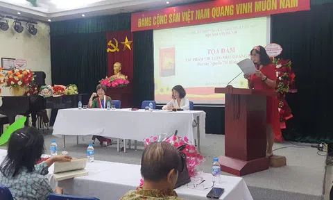 Đi theo một quầng sáng – một đời người, một đời nghề, một thời đại