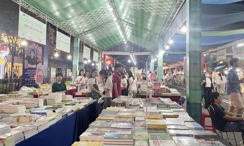 TP Hồ Chí Minh: Đường sách không vắng người, chỉ vắng người mua sách