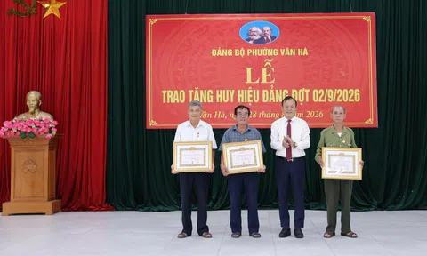 Bắc Ninh: Phường Vân Hà trao Huy hiệu Đảng đợt 2/9 cho 107 đảng viên