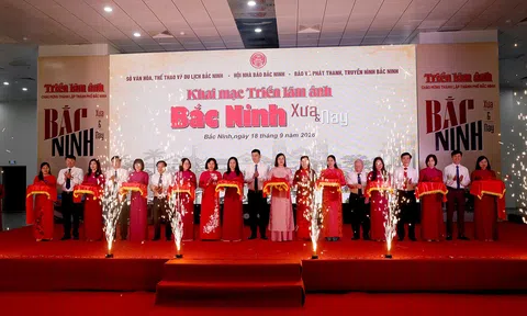 Triển lãm ảnh “Bắc Ninh xưa và nay” thu hút đông đảo người xem