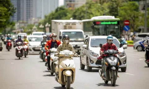 Nắng nóng gay gắt bao trùm cả nước, chiều tối và đêm có mưa rào vài nơi