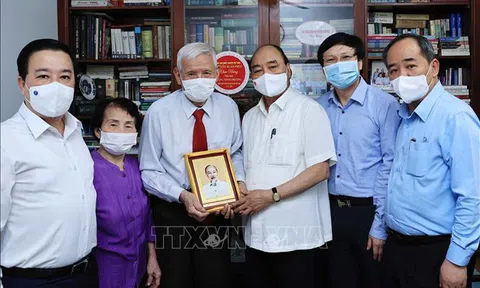 Chủ tịch nước thăm một số nhà báo, gia đình nhà báo lão thành nhân Ngày 21/6